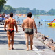Illustration for article titled A nyár legjobb képe a bikinis nőről és a pocakos férfiról